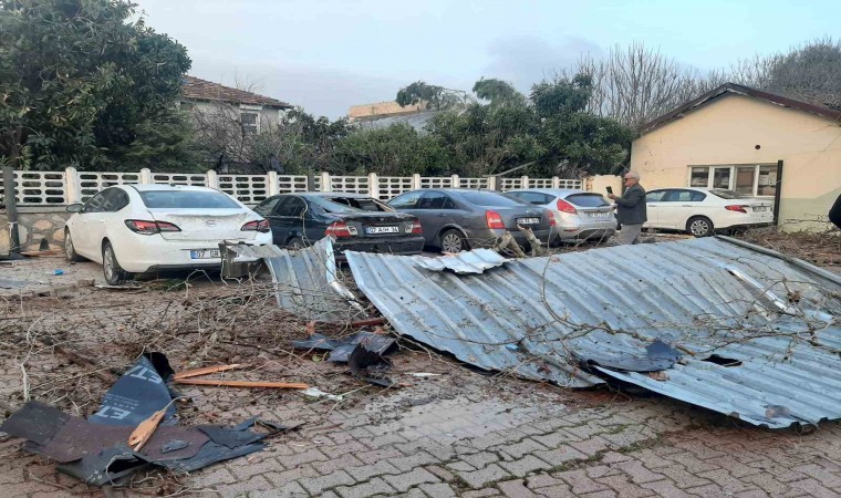 Hortum sebebiyle üzerine güneş paneli düşen otomobildeki çocuk yaralandı