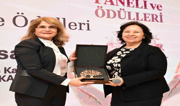 İEÜye ‘Kadınların Geleceğini Güçlendiren Üniversite ödülü