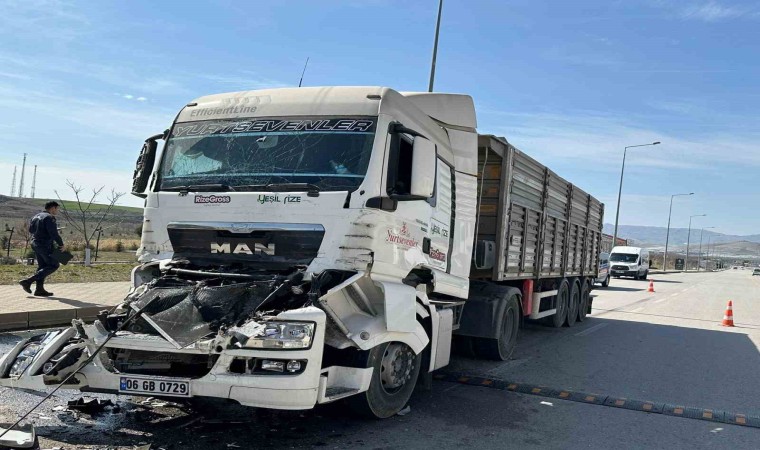 İki tırın çarpıştığı kazada yaralanan sürücü hayatını kaybetti