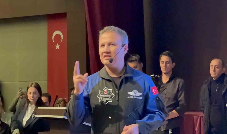 İlk Türk astronot Alper Gezeravcı Düzcede gençlerle buluştu