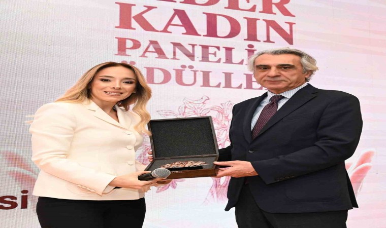 İpek Cıncıkcıya Anadoludan Yükselen Kadın Ödülü