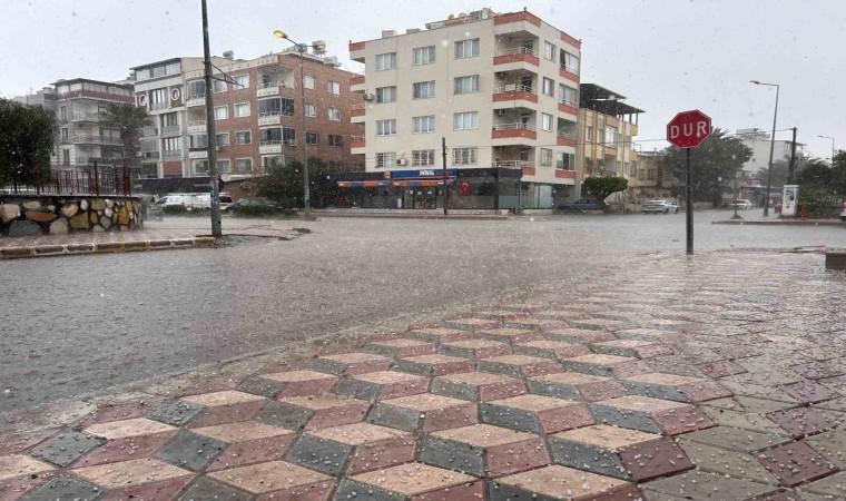 İskenderunda dolu yağışı çevreyi beyaza büründü