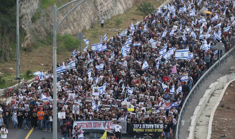 İsrailde binlerce gösterici Kudüsteki Başbakanlık Konutuna yürüyor