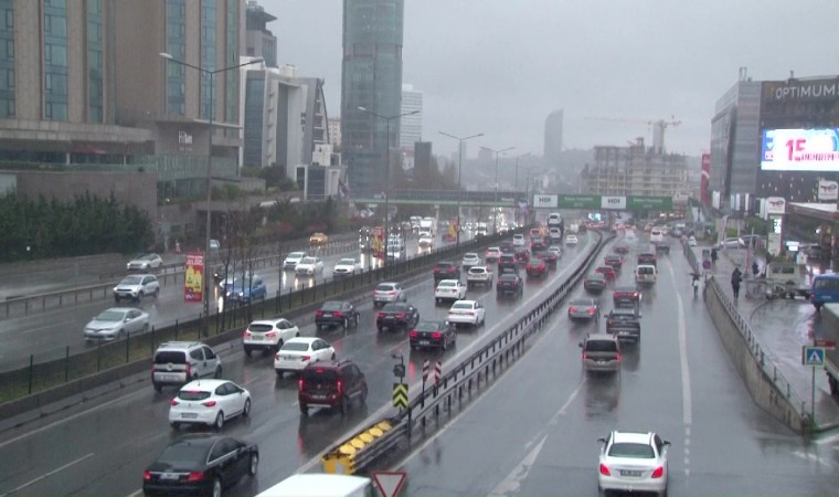 İstanbul Anadolu Yakasında sağanak yağış etkisini gösterdi