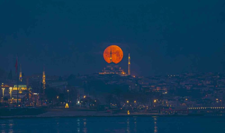 İstanbulda eşsiz dolunay manzarası mest etti