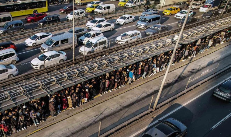 İstanbulda metrobüs kuyruğundaki zorlu yolculuklar devam ediyor