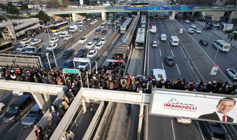 İstanbulda metrobüs kuyruğuyla denk gelen seçim afişi