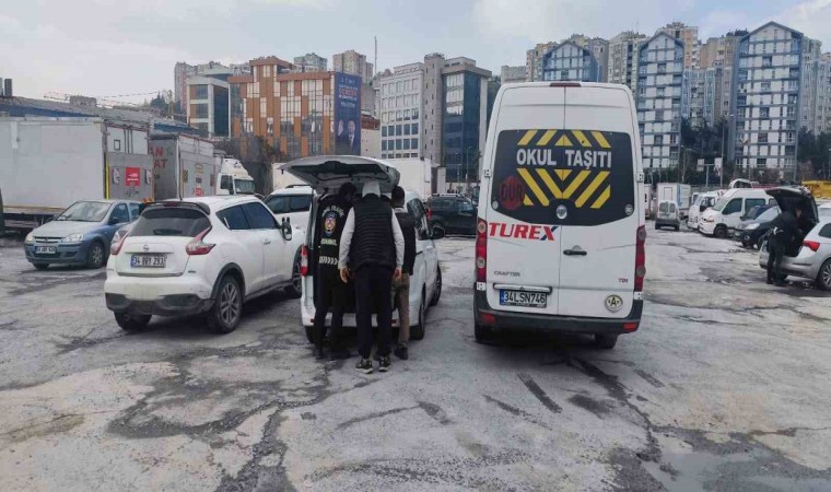 İstanbulda okul servisi şoförünün yaşadığı korku dolu anlar kamerada: “Arabada çocuk var”