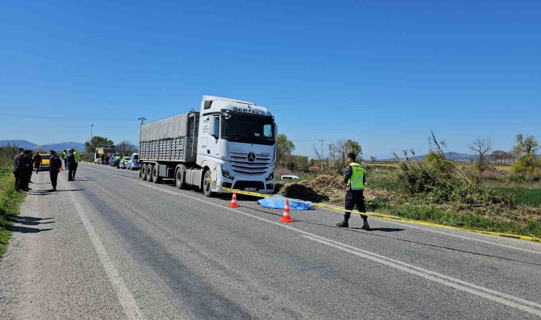 İzmirde tırın altında kalan emekli polis hayatını kaybetti