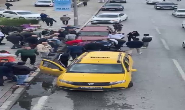 İzmirde trafikteki laf dalaşı silahlı kavgaya döndü: 2 yaralı