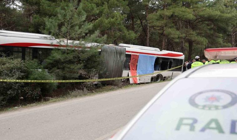 İzmirde yolcuların olduğu belediye otobüsüne tır çarptı: 1 ölü, 4 yaralı