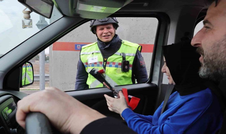 Jandarma kadın şoför ve yolcuların Kadınlar Gününü kutladı