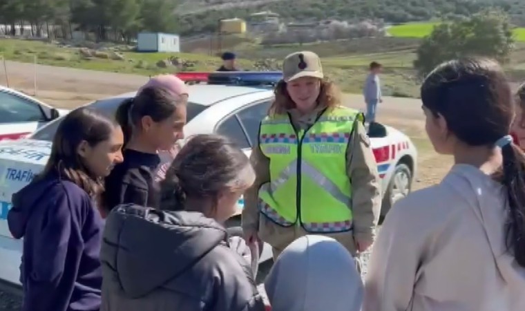 Jandarmadan depremzede çocuklara trafik eğitimi