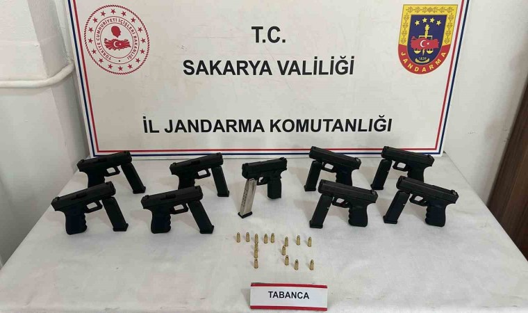 Jandarmanın durdurduğu araçtan cephanelik çıktı: 2 gözaltı