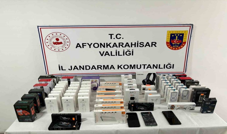 Kaçak telefon satan işyerine baskın yapıldı