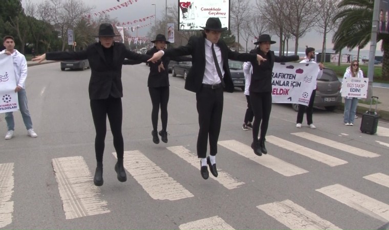 Kadıköy trafiğinde moonwalk dansı