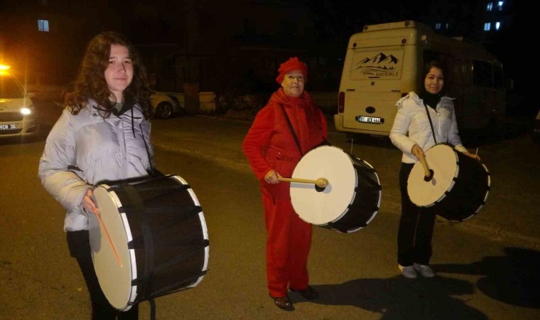 Kadın davulcular, ilk sahura vatandaşları manilerle uyandırdı