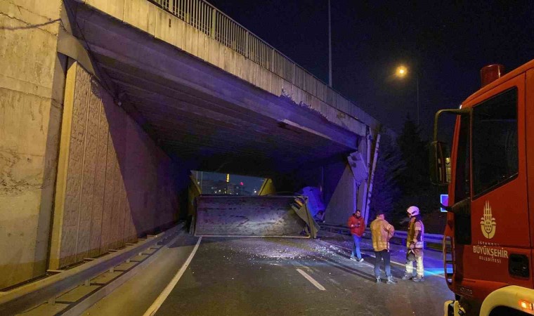 Kağıthanede damperi açılan kamyon ortalığı savaş alanına çevirdi: 1 yaralı