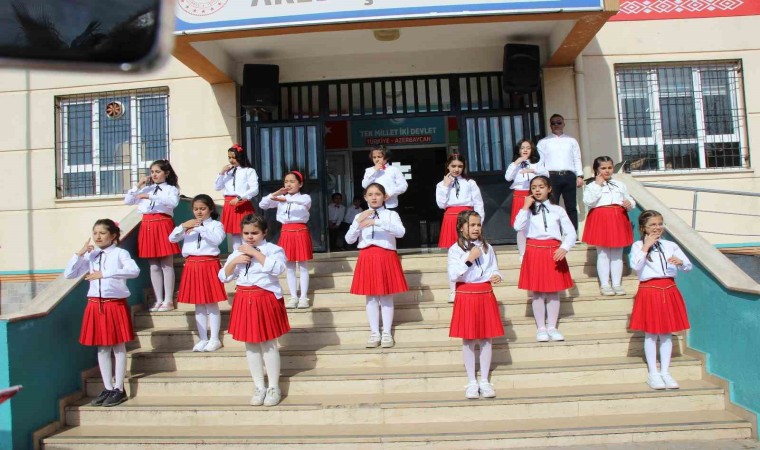 Kahramanmaraşta İstiklal Marşının kabulünü minik öğrenciler hazırladıkları programla kutladı