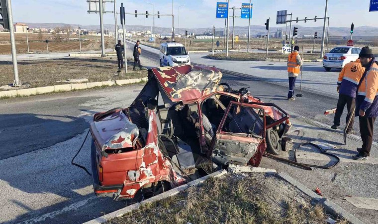 Kamyon, çarptığı otomobili biçti: 1 ağır yaralı