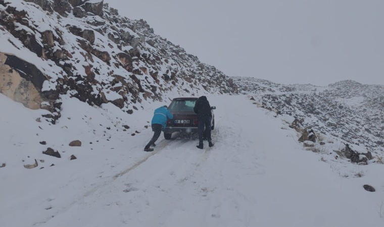 Kar yağışı sürücülere zor anlar yaşattı