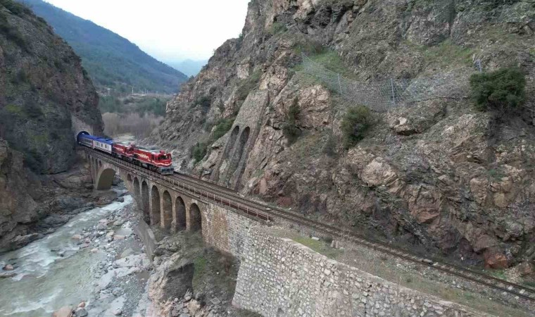 Kara Elmas Ekspresinin Bolkuş Demiryolu Köprüsü üzerinden geçişi havadan görüntülendi