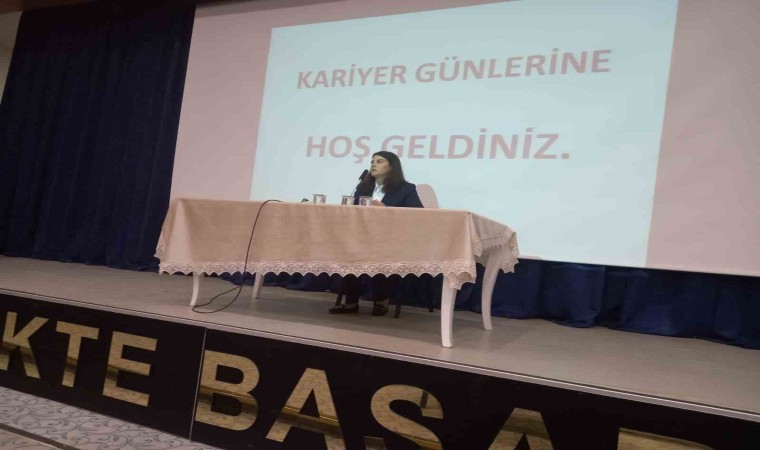 Kariyer Günlerinde gençler meslekler hakkında bilgilendiriliyor