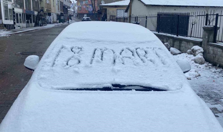 Karlıovada vatandaşlar yeni güne karla uyandı