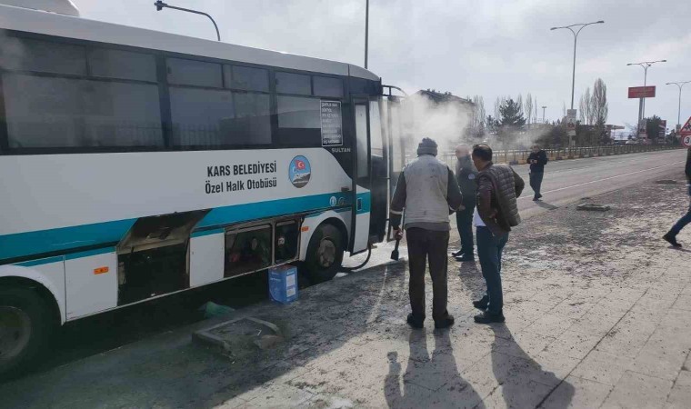 Karsta hareket halindeki dolmuş yandı