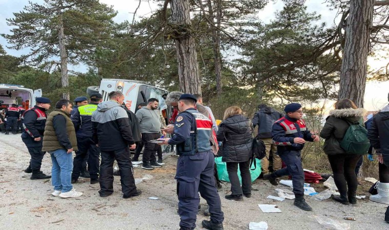 Kartalkaya yolunda freni boşalan minibüs devrildi: 14 yaralı