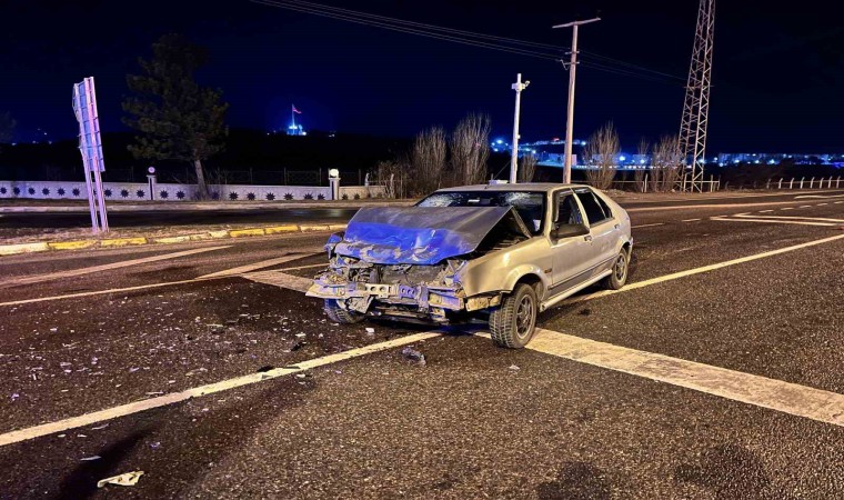 Kayganlaşan yol kazayı beraberinde getirdi:2 yaralı