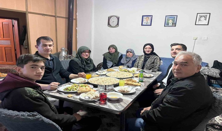 Kaymakam Özpınar, iftarını köydeki ailenin evinde açtı