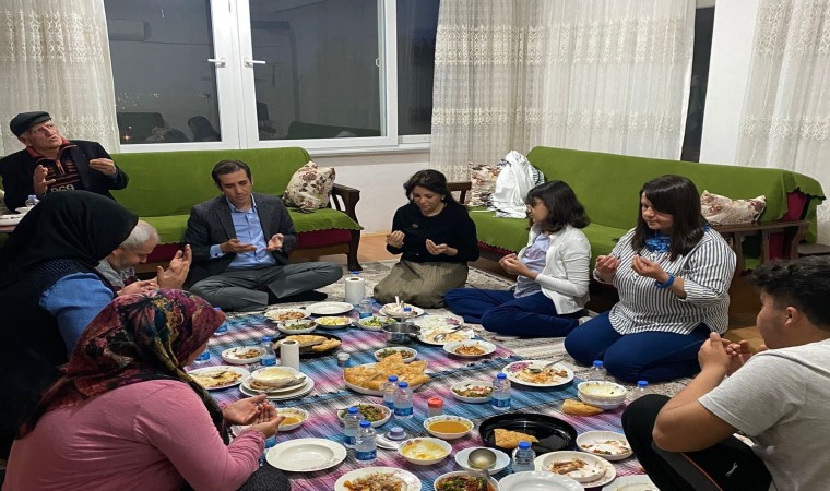 Kaymakam Topsakaloğlu, iftarda vatandaşların evine konuk oluyor