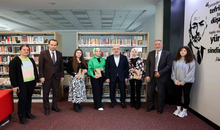 KAYÜ Rektörü; çok kitap okuyan öğrencileri ödüllendirdi