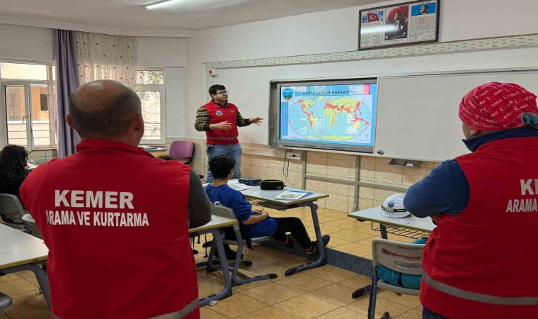 Kemer Belediyesinden okullarda deprem farkındalık eğitimi