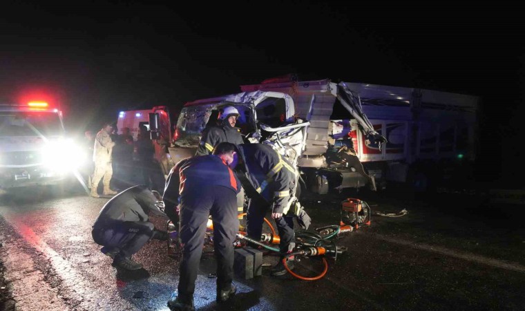 Kiliste tır ile kamyonet kafa kafaya çarpıştı: 1i ağır 3 yaralı