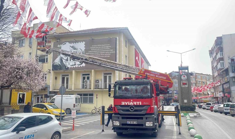 Kırklarelide seçim için asılan afiş, poster ve bayraklar kaldırıldı