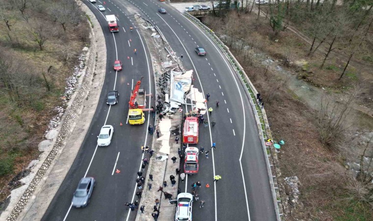 Kontrolden çıkan tır refüje daldı: 1 ölü