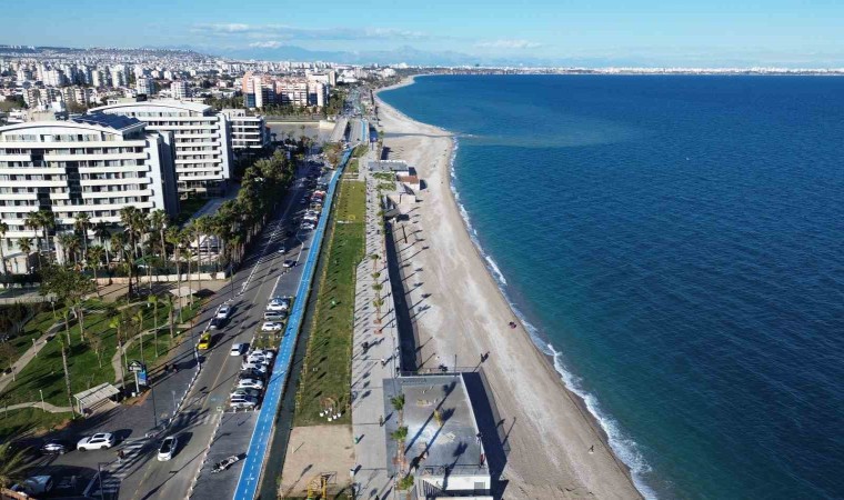 Konyaaltı Liman Halk Plajı yoğun ilgi görüyor