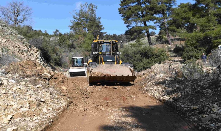 Konyaaltıda bozuk yollarda hummalı çalışma