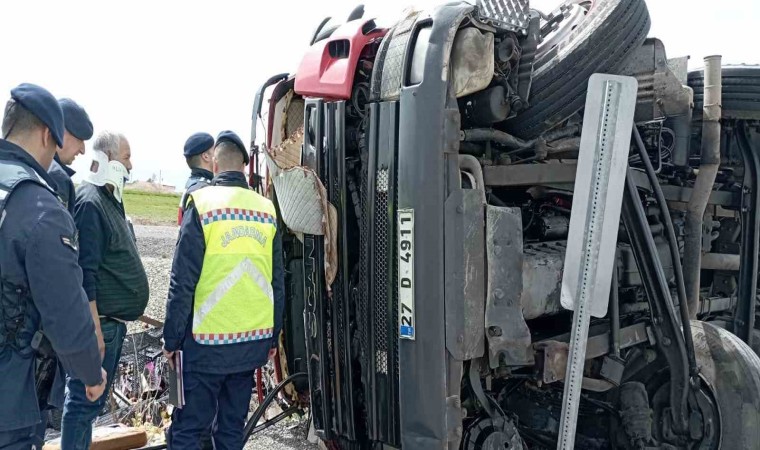 Konyada elma yüklü kamyon devrildi: 2 yaralı