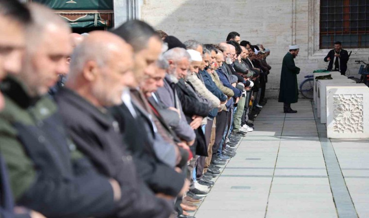 Konyada İsrailin yardım konvoyuna saldırısında hayatını kaybedenler için gıyabi cenaze namazı kılındı