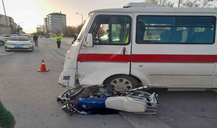 Konyada motosiklet ile minibüs çarpıştı: 1 yaralı