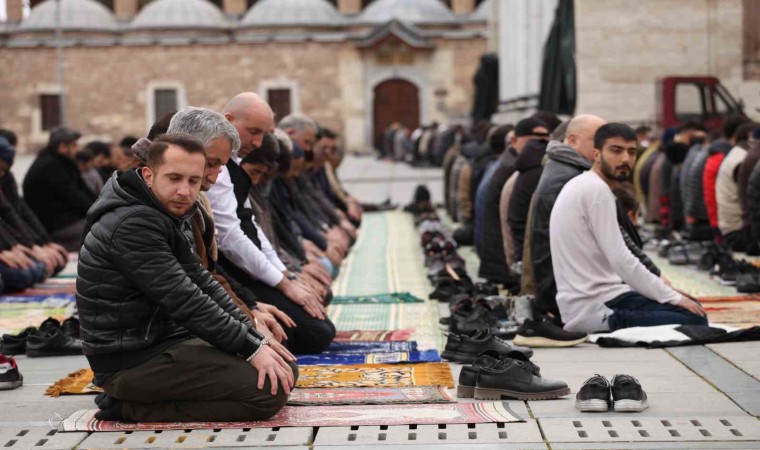 Konyada Ramazan ayını ilk Cuma namazı kılındı