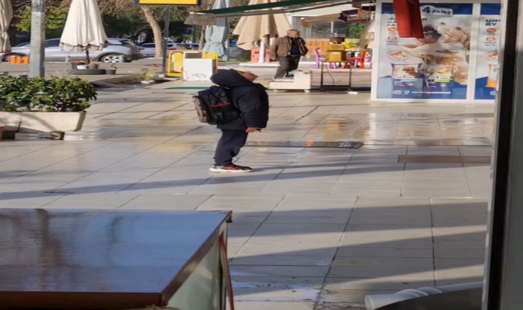 Küçük çocuk Türk bayrağının karşısına geçip İstiklal Marşı okudu