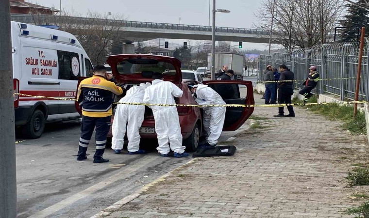 Küçükçekmecede, bir kişi araç içinde silahla vurulmuş halde ölü bulundu