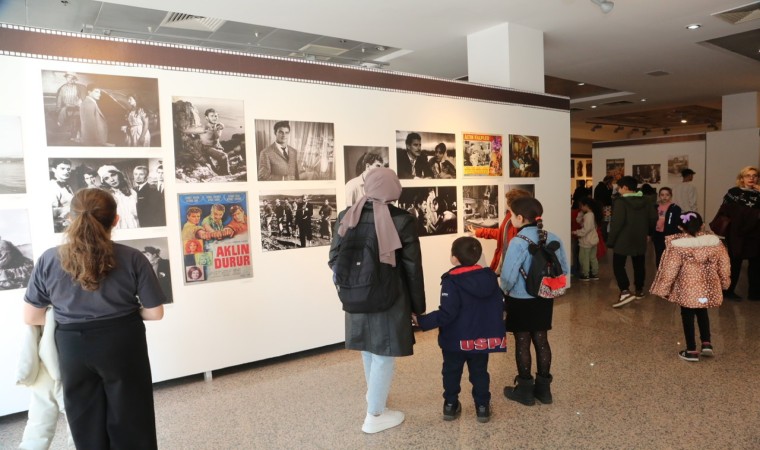 Küçükçekmecede usta oyuncu Ahmet Mekinin yaşam serüveninin anlatıldığı sergi açıldı