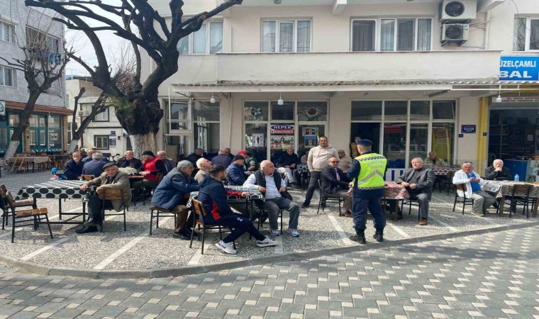 Kuşadasında vatandaşlar trafik kurallarına karşı bilgilendirildi