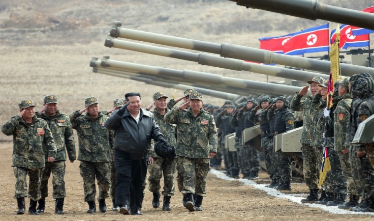 Kuzey Kore Lideri Kim Jong-un yeni tankı test etti