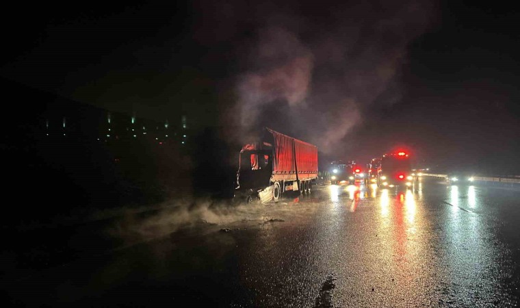 Kuzey Marmara Otoyolunda asit yüklü tır alev alev yandı